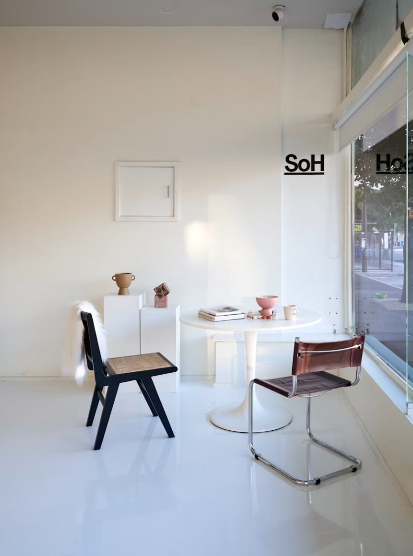 The Rise of “Soft Minimalism”: Warm Neutrals, Organic Curves, and Cozy Layers